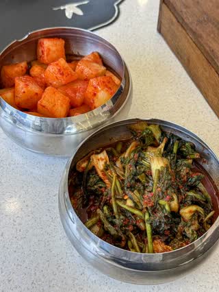 곰탕과 함께 나오는 깍두기와 나물 반찬