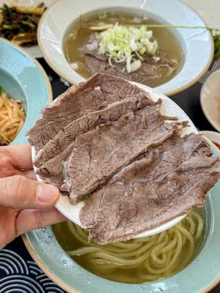 곰탕에 들어가는 한우 수육을 접시에 담아 보여 주는 모습