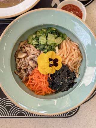 대가비빔밥을 위에서 본 모습 — 나물과 고기를 색깔별로 담았다