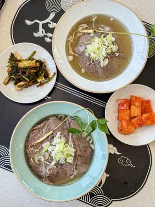 대가물냉면 — 시원한 육수에 고기와 식용꽃을 올린 그릇