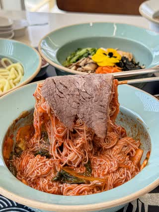 대가비빔냉면 — 감칠맛 깊은 양념으로 입맛을 돋우는 정통 비빔냉면