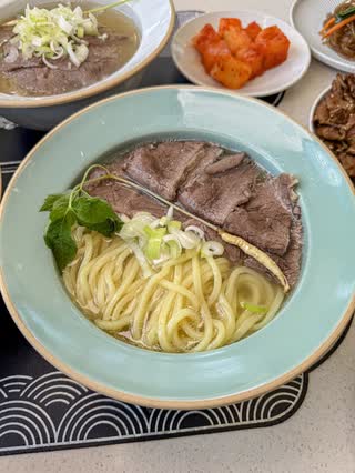 대가한우곰탕(온면) — 오랜 시간 우려낸 한우 국물에 온면을 담은 따뜻한 한 그릇